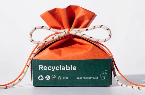 Close-up of compliant recyclable packaging with clear EU PPWR labeling symbols and instructions