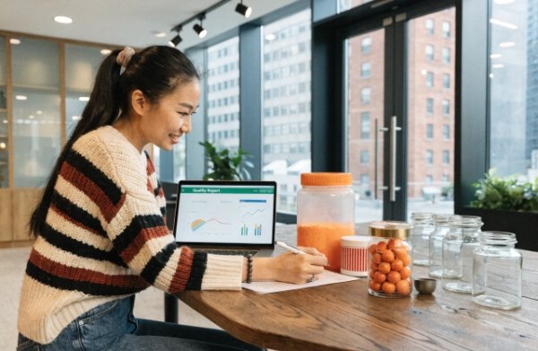 Lily Chen (Product Manager at Chocopackage) reviewing packaging quality and low MOQ samples